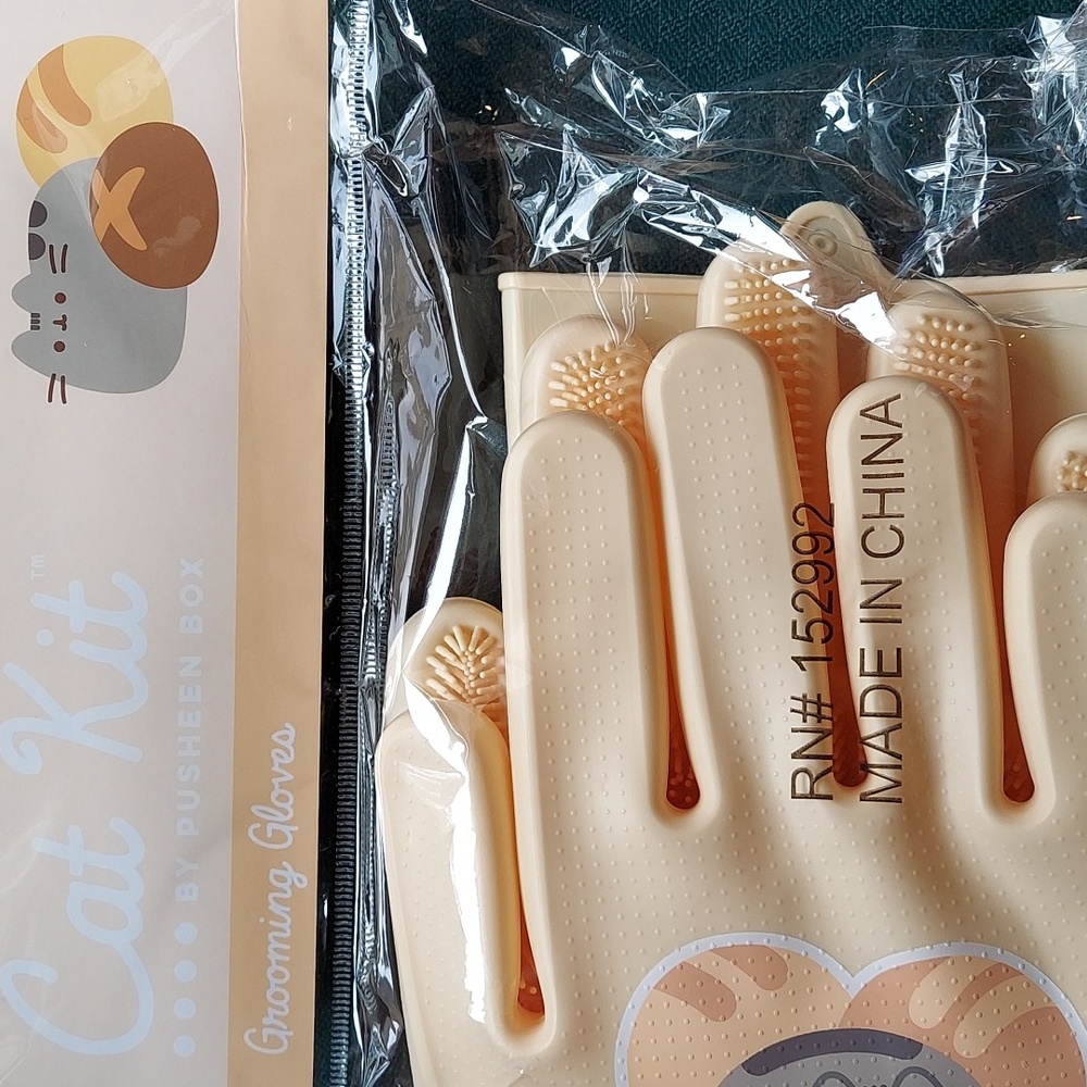 Pusheen grooming gloves